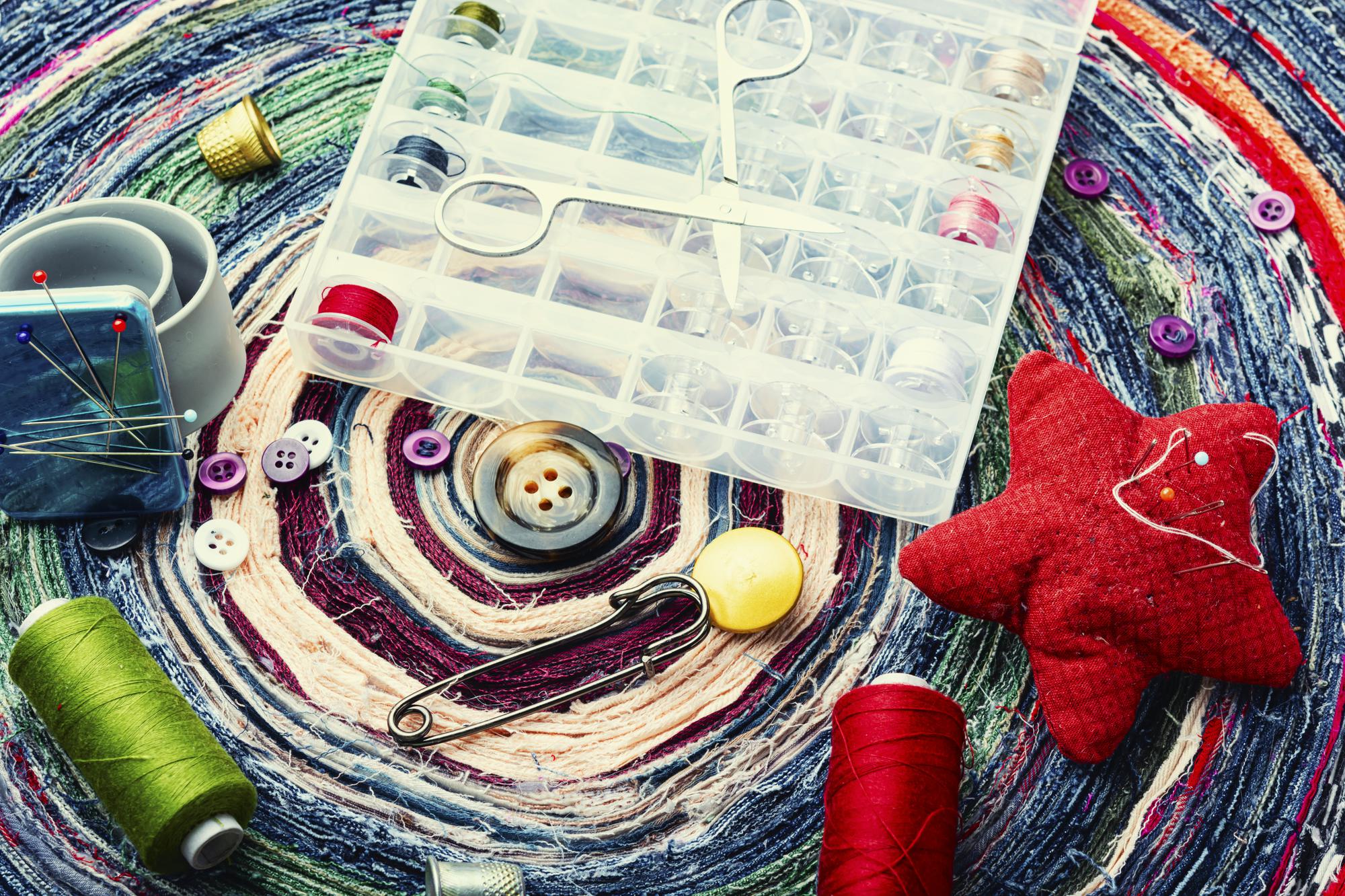 Workshop table with threads and digitized embroidery patterns